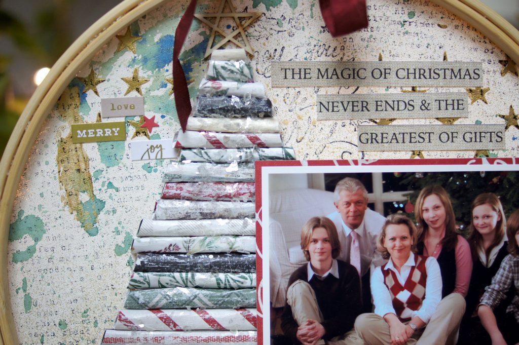 Weihnachtlich dekorierter Stickrahmen mit Foto und Mixed Media