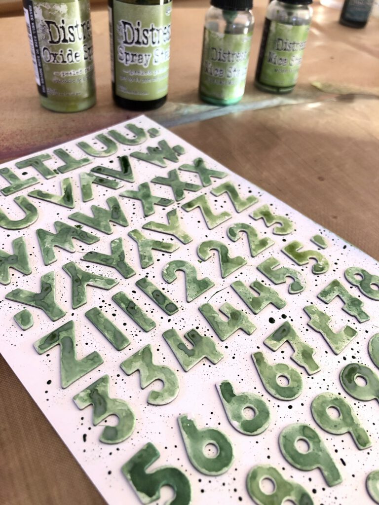 Buchstabensticker einfärben mit Distress Ink