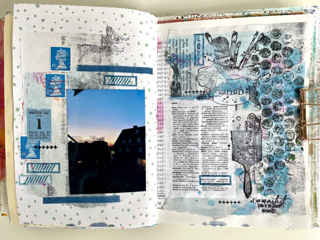 Art Journal Seite Briefmarken blau