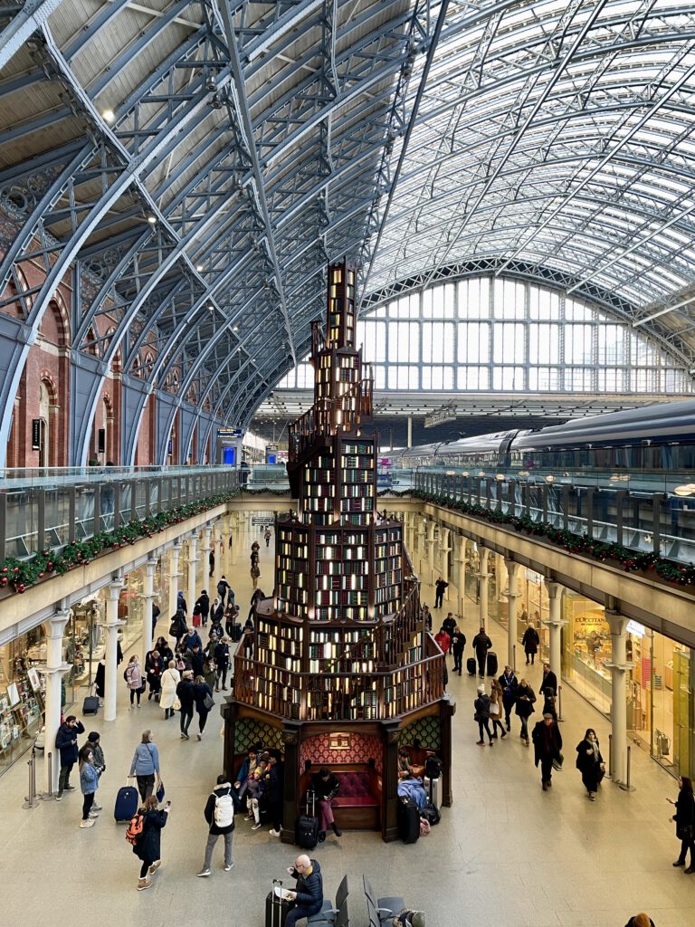 Weihnachten in London St. Pancreas Station Christmas Tree