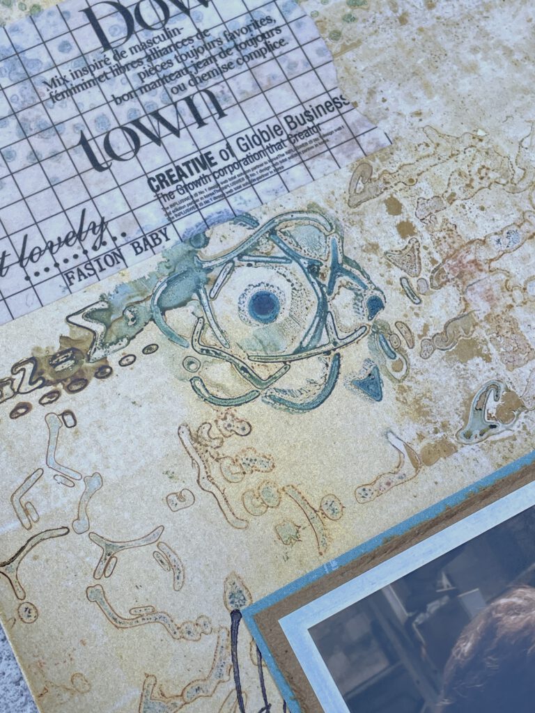 Scrapbooking Layouts mit Alcohol Ink Hintergrund Metz Details