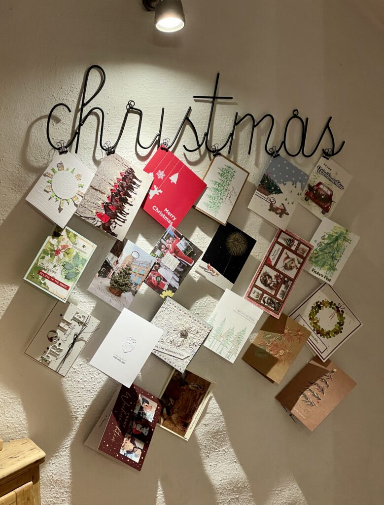 Weihnachtskarten aufhängen