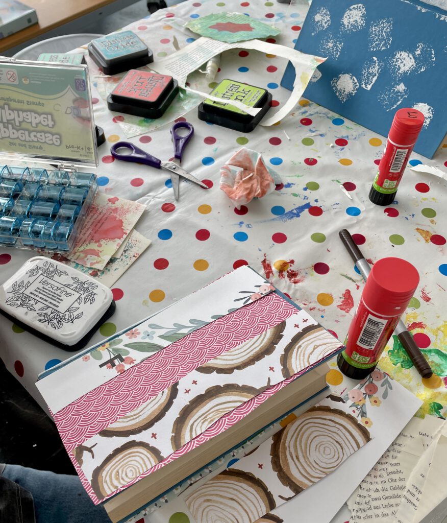 Ferienprogramm Kreativ-Workshop mit alten Büchern für Kinder Stadtbibliothek 