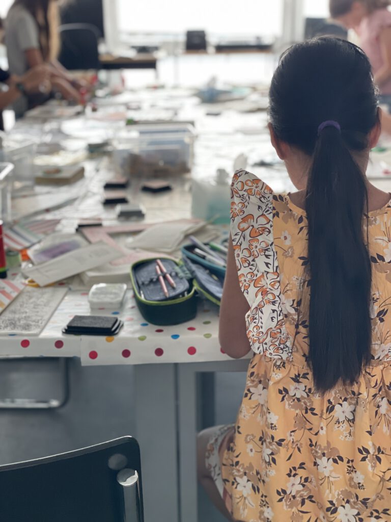Ferienprogramm Kreativ-Workshop mit alten Büchern für Kinder Stadtbibliothek 