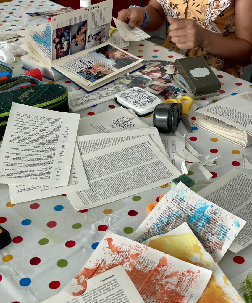 Ferienprogramm Kreativ-Workshop mit alten Büchern für Kinder Stadtbibliothek 