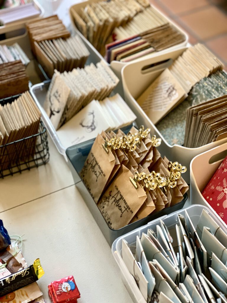 24 kleine Kunstwerke für den kreativen ATC Adventskalender